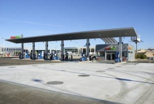 Die Außenansicht einer Tankstelle inklusive kleiner Shops.