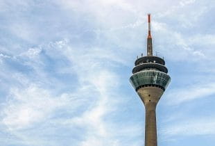 Der Rheinturm in Düsseldorf.