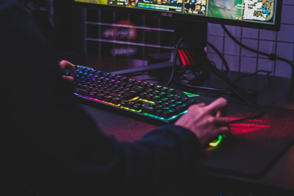 Eine Person zockt mit professioneller Ausrüstung am PC.