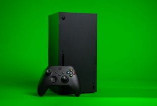 Xbox Series X mit Controller auf grünen Hintergrund.