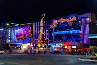 Ein Hard Rock Cafe bei Nacht.