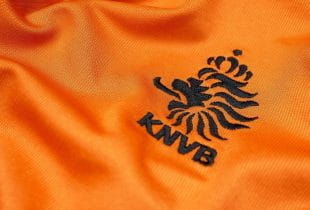Das Wappen des KNVB auf dem Trikot der niederländischen Fußballnationalmannschaft.