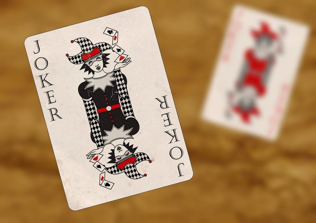Zwei Spielkarten mit dem Jokersymbol.