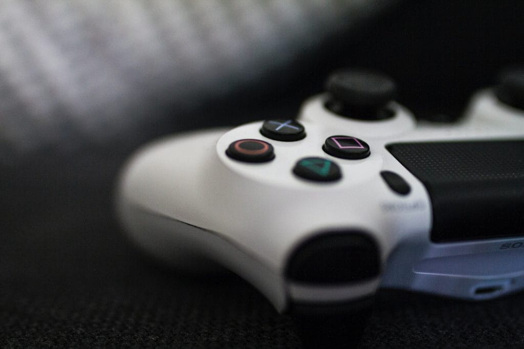 Pengontrol PlayStation4 dalam warna putih.