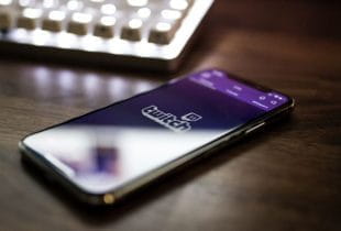 Das Twitch-Logo auf einem Smartphone-Display.