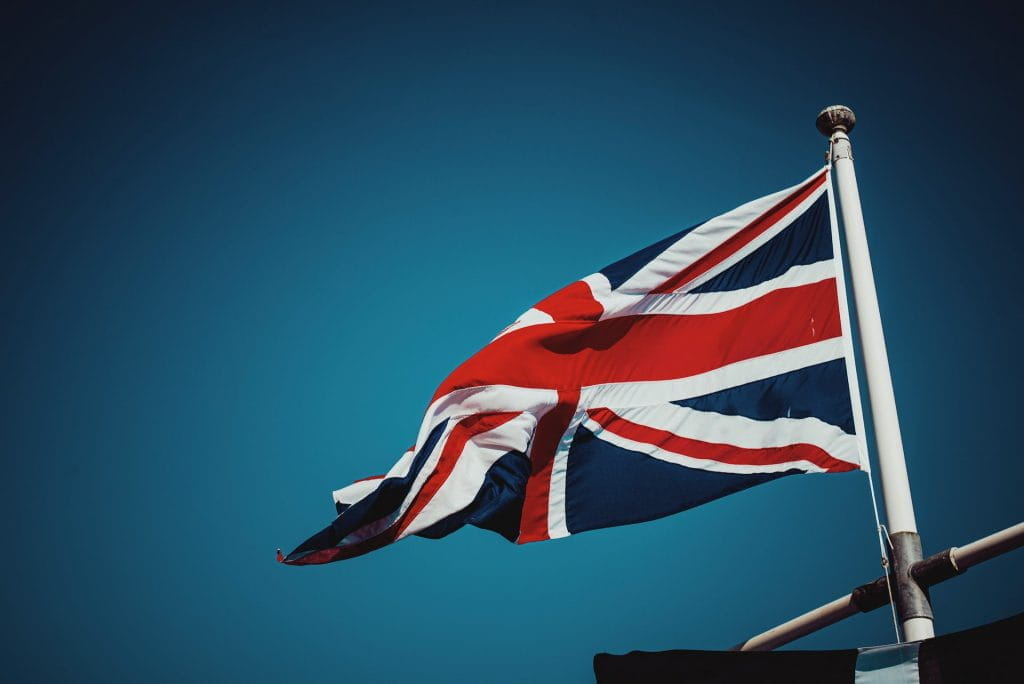 Bendera Inggris Raya di tiang bendera melambai tertiup angin.