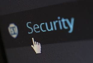Ein Display mit einem Mauszeiger auf dem Wort Security.