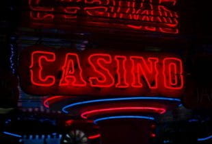 Eine Leuchtreklame in Rot mit der Aufschrift Casino.