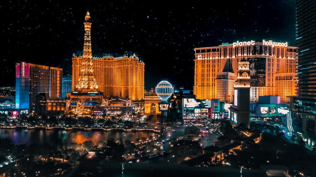 Las Vegas Strip di malam hari.