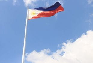 Wehende Flagge der Philippinen an einem Fahnenmast.