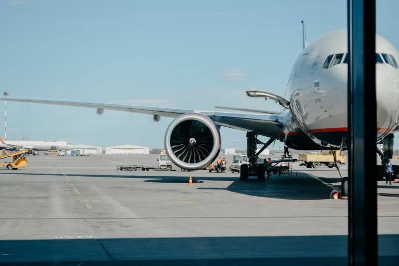 Ein Flugzeug auf einer Landebahn.