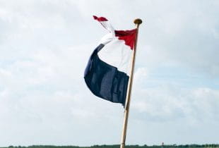 Die Flagge der Niederlande an einem Fahnenmast.