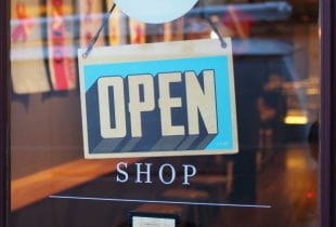 Open-Schild am Eingang eines Lokals.