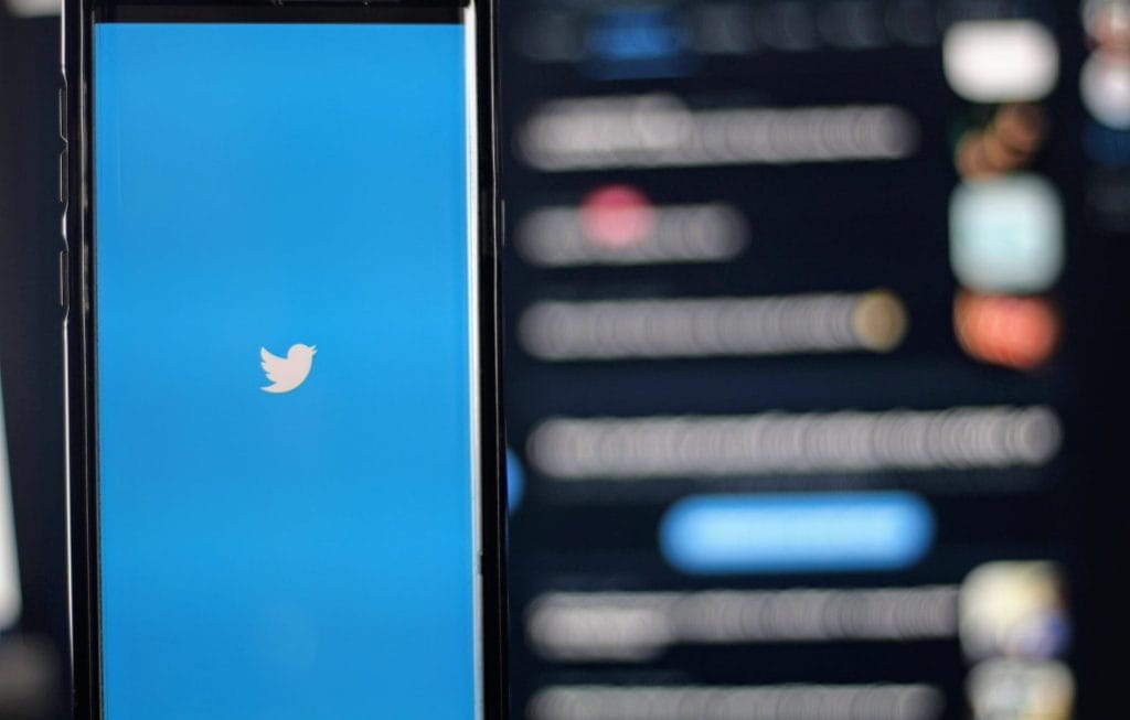 Twitter-Logo auf einem Smartphone.
