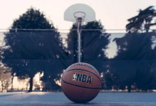 Ein NBA-Basketball liegt auf einem Freiplatz.