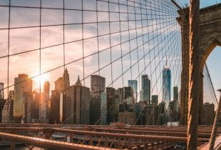 New York City von der Brooklyn Bridge.