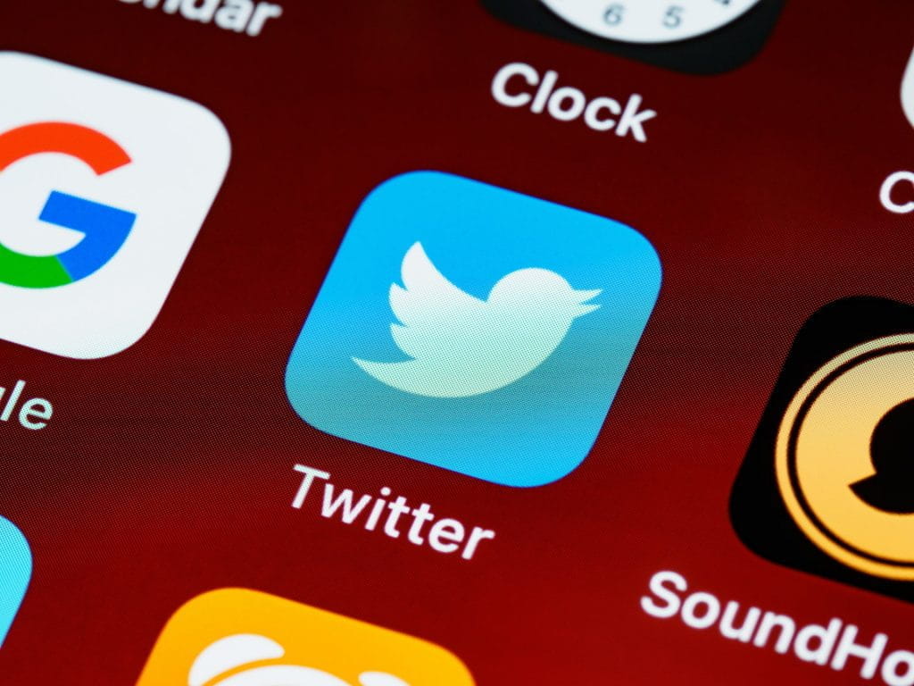 Aplikasi Twitter di layar.