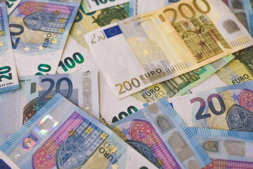 Berbagai tagihan euro dalam tumpukan.