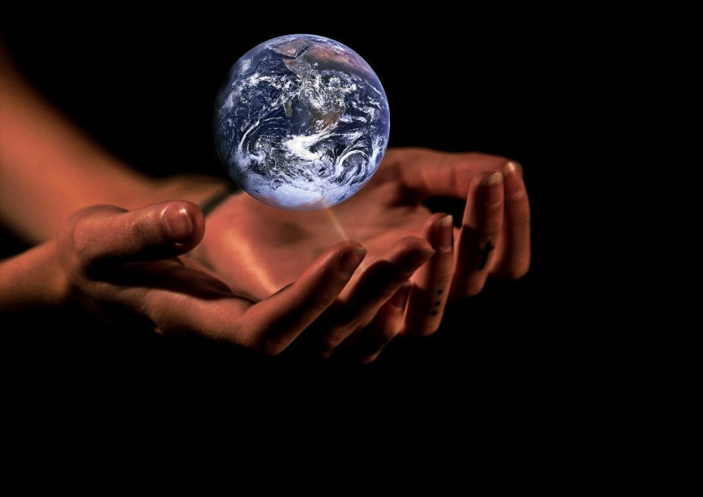 Globe bergambar melayang di atas tangan yang tergenggam.