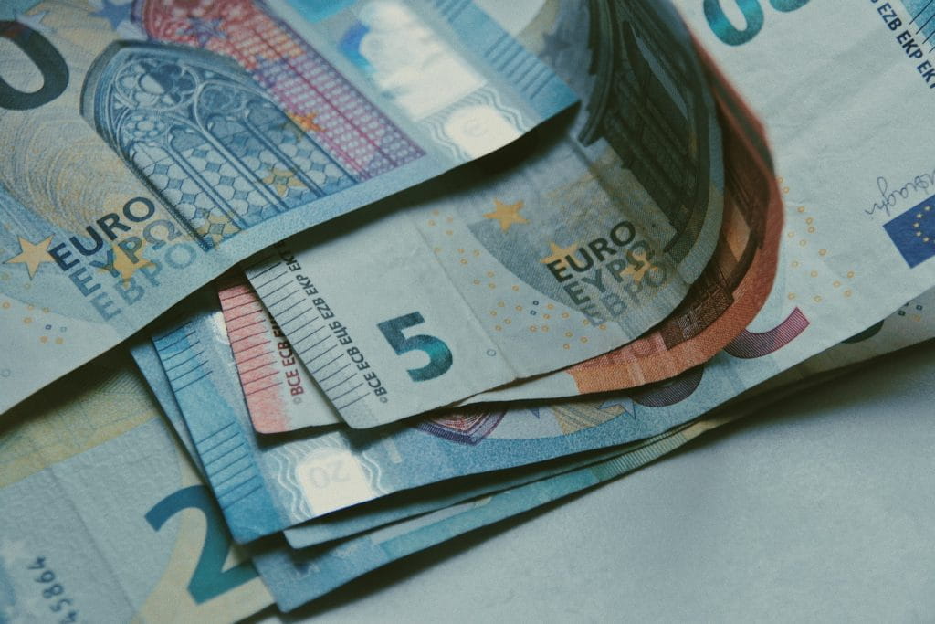 Berbagai tagihan euro terletak di atas satu sama lain.
