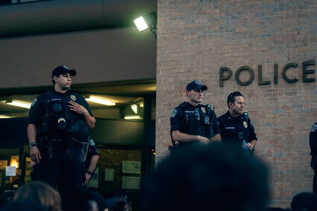 Ein Polizeibeamter vor einer Polizeistation.