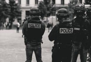 Mehrere Polizeibeamte in Kampfmontur.