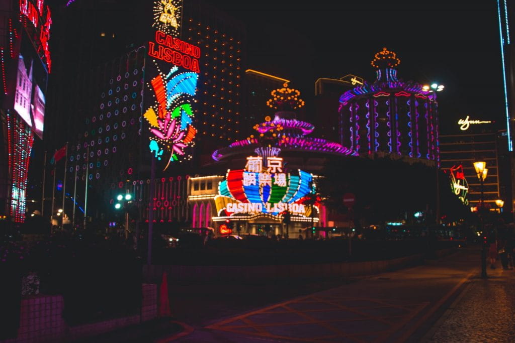 Das Casino Lisboa in Macau bei Nacht.