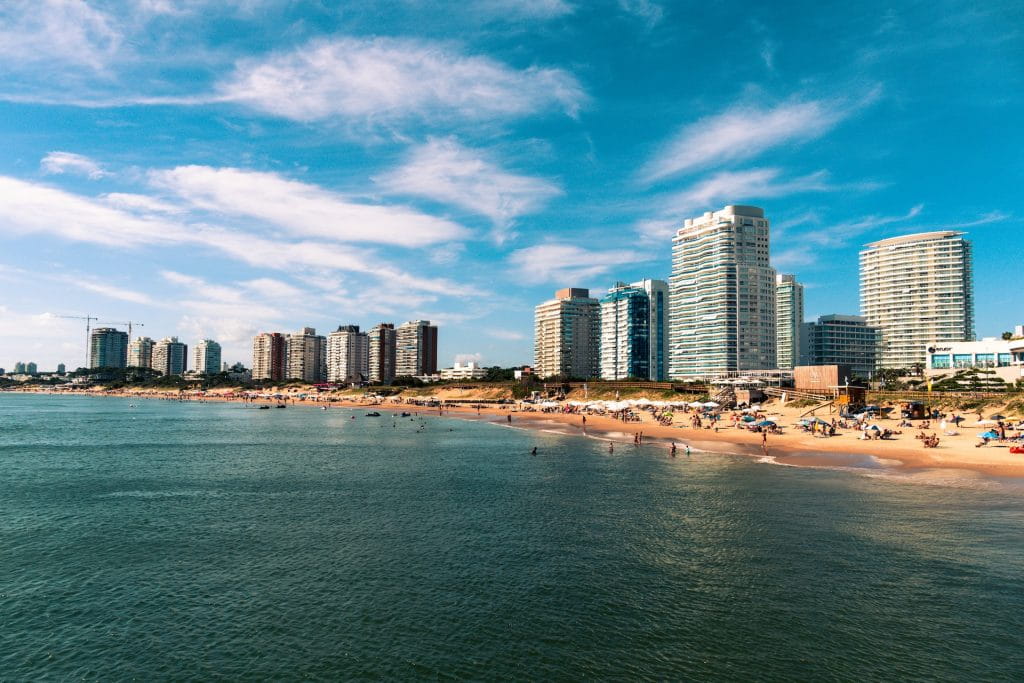 Ein Strand mit Hotels in Punta del Este.