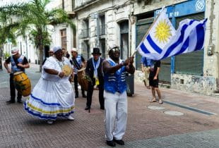 Ein Straßenmusiker mit Uruguay-Flagge.