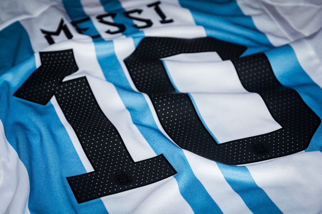 Seragam nasional Argentina dengan kawanan Messi.