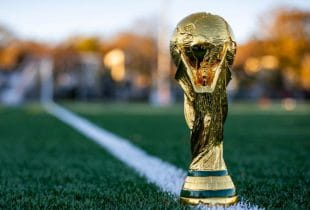 Der WM-Pokal auf Kunstrasen.