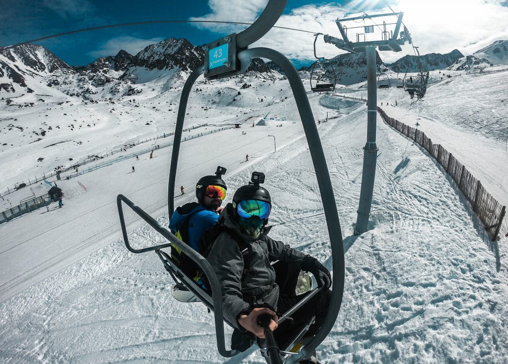 Zwei Skifahrer auf einem Skilift in Pas de la Casa.