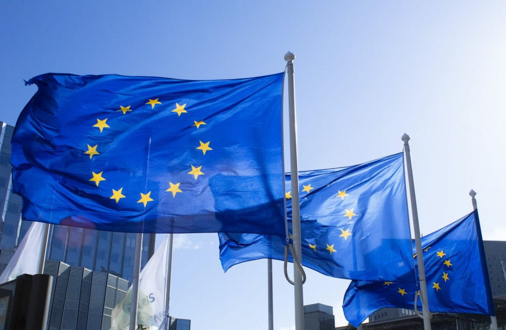 Beberapa tiang bendera dengan bendera Uni Eropa.