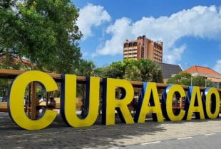 Curacao-Schriftzug als dekoratives Element in Willemstad.