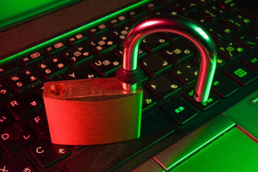 Ein offenes Schloss auf einer Tastatur eines Laptops.
