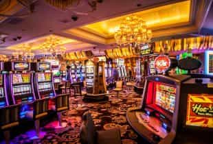 Mehrere Spielautomaten in einem pompösen Casino