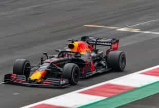 Ein Formel-1-Wagen auf einer Rennstrecke