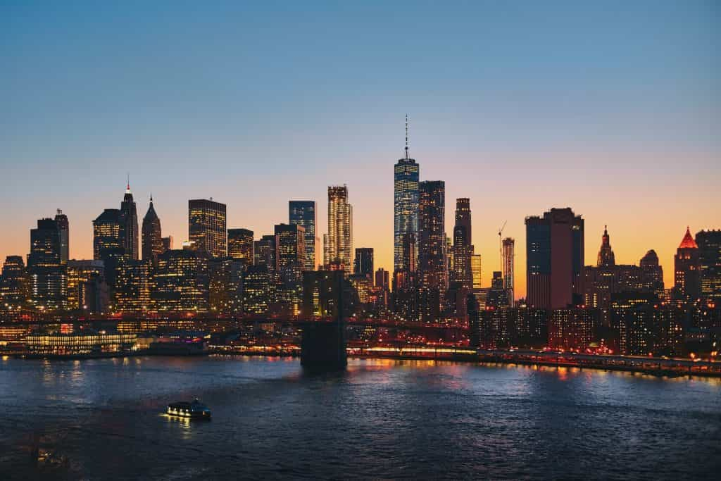 Die Manhattan Bridge während der Dämmerung