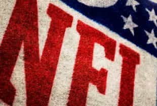 Das Logo der NFL auf einer Rasenfläche.