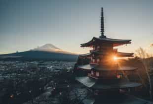 Ein traditioneller japanischer Tempel auf einem Hügel