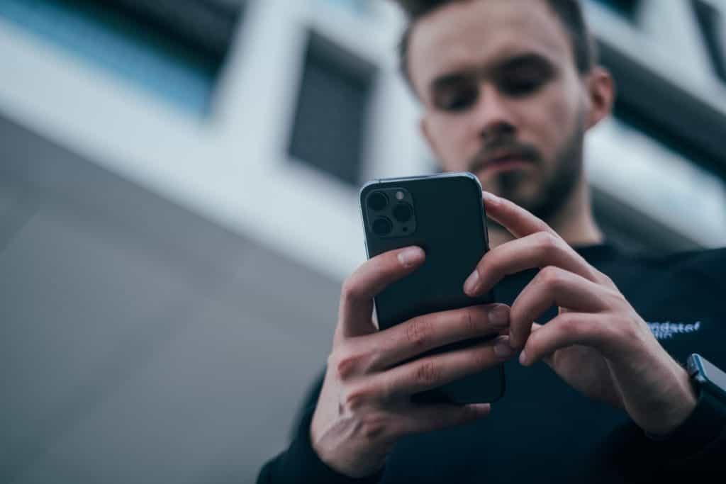 Eine Person schaut auf ein Smartphone.