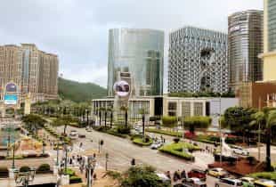Eine Allee mit Casinos in Macau.