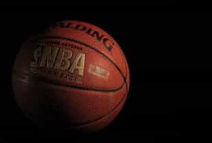 Ein Basketball der Marke Spalding mit dem Logo der NBA.