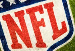 Das Logo der NFL auf Kunstrasen.