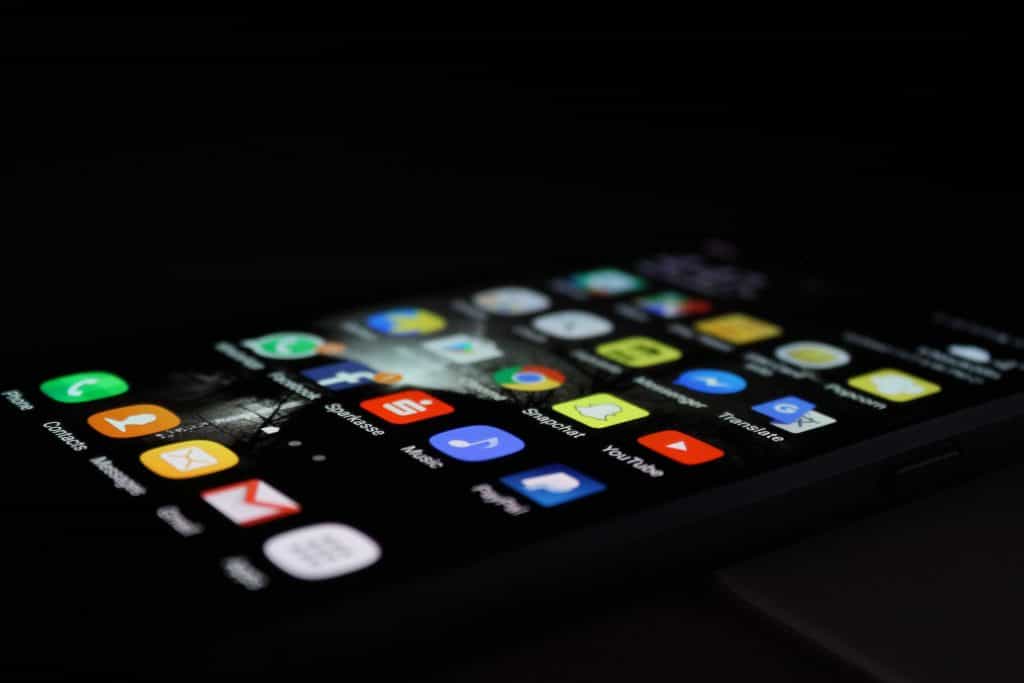Ein Smartphone-Display mit zahlreichen Apps.
