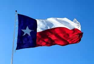 Die Texas-Flagge weht an einem Fahnenmast im Wind.