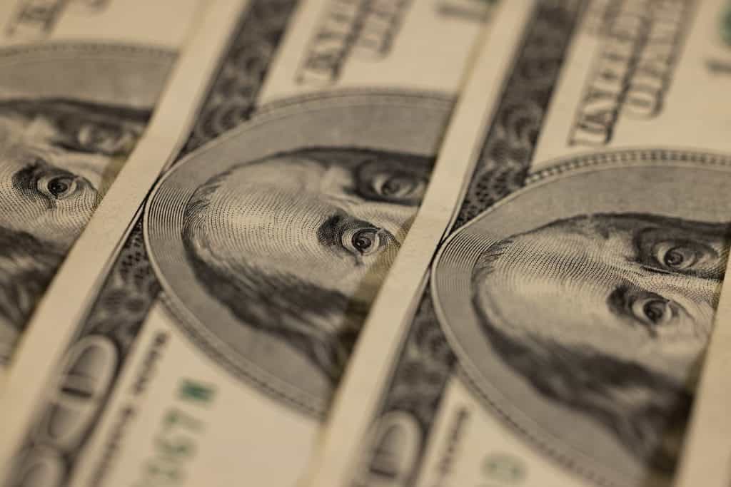 Aneinandergereihte US-Dollar-Noten.