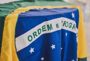 Die Nationalflagge Brasilien hängt an einer Kante herunter.