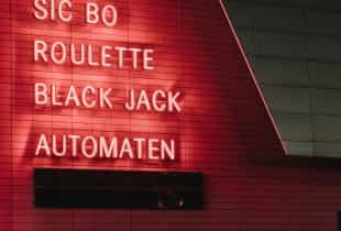 Die Außenansicht der Spielbank Berlin mit dem Spielangebot.