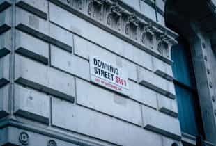Das Straßenschild der Downing Street in London.